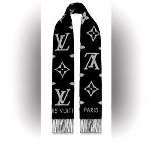 Luxurious 💎 Louis Vuitton 🌺Reykjavik Scarf 🤩